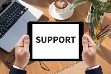  finansal raporlar ve bir dizüstü bilgisayar ile iş yerinde iş ekip eller