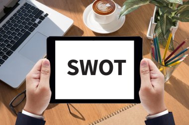  finansal raporlar ve bir dizüstü bilgisayar ile iş yerinde iş ekip eller