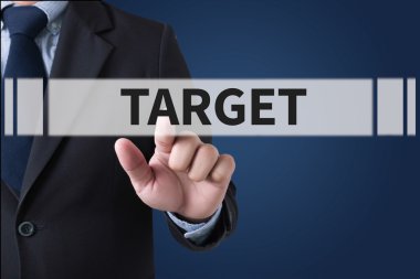  finansal raporlar ve bir dizüstü bilgisayar ile iş yerinde iş ekip eller