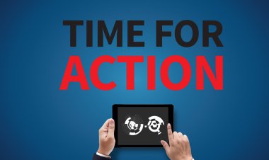  finansal raporlar ve bir dizüstü bilgisayar ile iş yerinde iş ekip eller