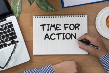  finansal raporlar ve bir dizüstü bilgisayar ile iş yerinde iş ekip eller