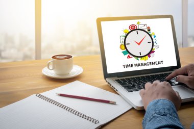  finansal raporlar ve bir dizüstü bilgisayar ile iş yerinde iş ekip eller