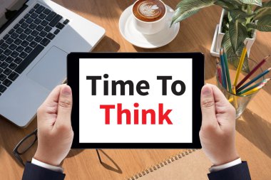  finansal raporlar ve bir dizüstü bilgisayar ile iş yerinde iş ekip eller