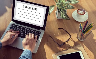  finansal raporlar ve bir dizüstü bilgisayar ile iş yerinde iş ekip eller