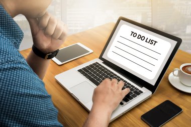  finansal raporlar ve bir dizüstü bilgisayar ile iş yerinde iş ekip eller