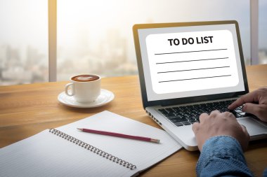  finansal raporlar ve bir dizüstü bilgisayar ile iş yerinde iş ekip eller