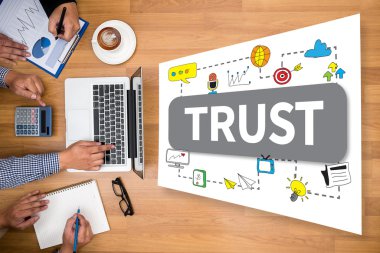  finansal raporlar ve bir dizüstü bilgisayar ile iş yerinde iş ekip eller