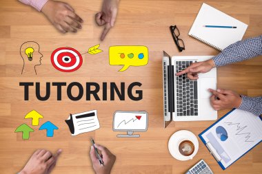  finansal raporlar ve bir dizüstü bilgisayar ile iş yerinde iş ekip eller