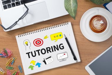  finansal raporlar ve bir dizüstü bilgisayar ile iş yerinde iş ekip eller