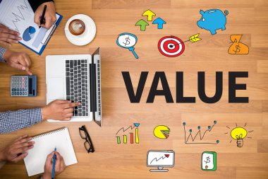  finansal raporlar ve bir dizüstü bilgisayar ile iş yerinde iş ekip eller