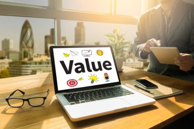  finansal raporlar ve bir dizüstü bilgisayar ile iş yerinde iş ekip eller