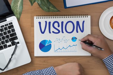  finansal raporlar ve bir dizüstü bilgisayar ile iş yerinde iş ekip eller