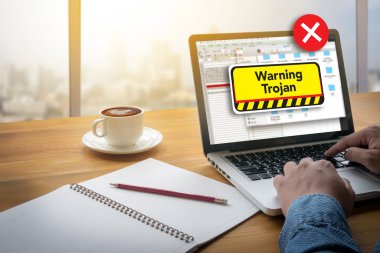  finansal raporlar ve bir dizüstü bilgisayar ile iş yerinde iş ekip eller