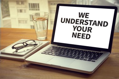  finansal raporlar ve bir dizüstü bilgisayar ile iş yerinde iş ekip eller