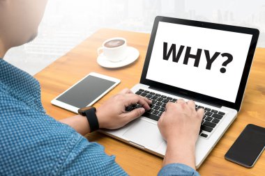  finansal raporlar ve bir dizüstü bilgisayar ile iş yerinde iş ekip eller