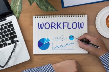  finansal raporlar ve bir dizüstü bilgisayar ile iş yerinde iş ekip eller