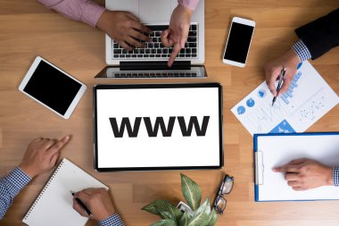  finansal raporlar ve bir dizüstü bilgisayar ile iş yerinde iş ekip eller