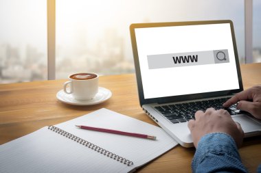  finansal raporlar ve bir dizüstü bilgisayar ile iş yerinde iş ekip eller