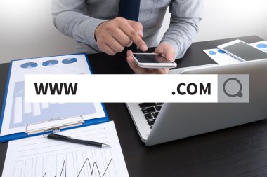  finansal raporlar ve bir dizüstü bilgisayar ile iş yerinde iş ekip eller