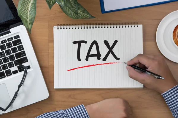 Zakelijke team handen op het werk met financiële verslagen en een laptop — Stockfoto