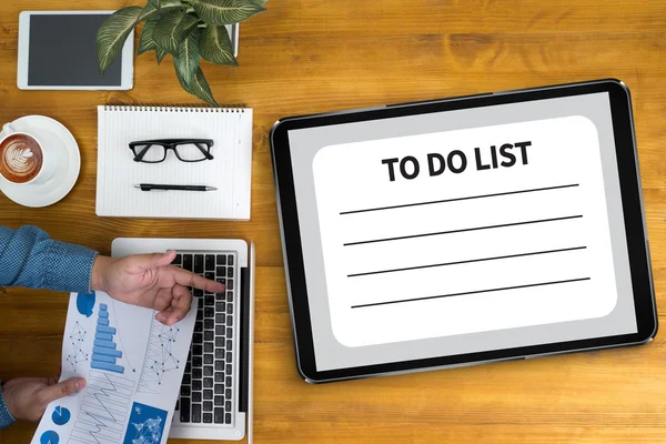 Geschäftsteam bei der Arbeit mit Finanzberichten und Laptop — Stockfoto