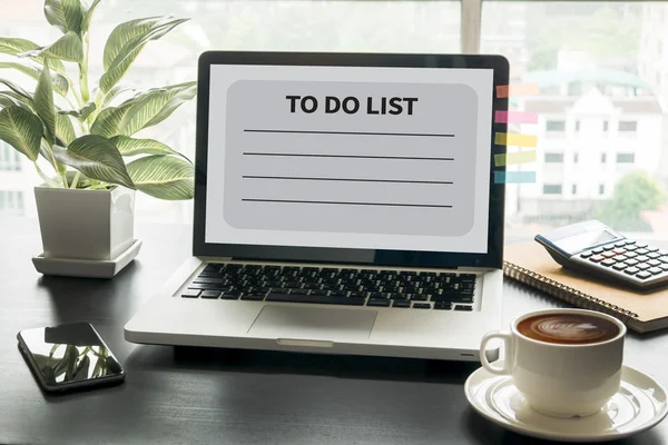 Geschäftsteam bei der Arbeit mit Finanzberichten und Laptop — Stockfoto