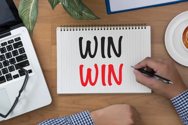  finansal raporlar ve bir dizüstü bilgisayar ile iş yerinde iş ekip eller