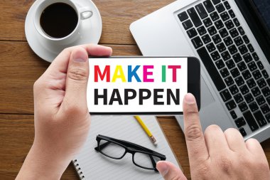  finansal raporlar ve bir dizüstü bilgisayar ile iş yerinde iş ekip eller