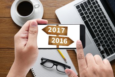  finansal raporlar ve bir dizüstü bilgisayar ile iş yerinde iş ekip eller