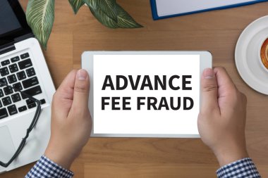  finansal raporlar ve bir dizüstü bilgisayar ile iş yerinde iş ekip eller