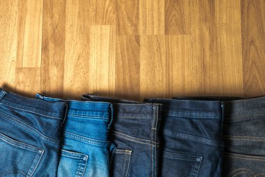 Mavi jeans kahverengi ahşap zemin ve kot denim Col