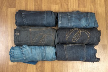 Mavi jeans kahverengi ahşap zemin ve kot denim Col
