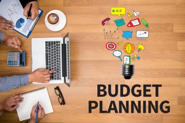 İş durumlarda iş adamı iş üstünde beyaz geniş, en iyi görüş