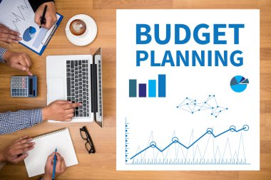 İş durumlarda iş adamı iş üstünde beyaz geniş, en iyi görüş