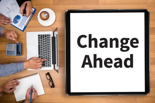 Eylem iş adamı iş beyaz geniş, üst üzerinde bakmak