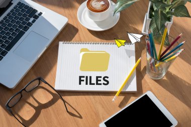 Finansal raporlar ve bir dizüstü bilgisayar, üstten görünüm ile iş yerinde iş ekip eller