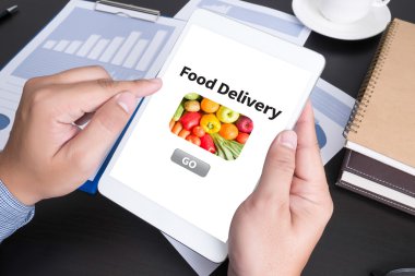 Finansal raporlar ve bir dizüstü bilgisayar, üstten görünüm ile iş yerinde iş ekip eller