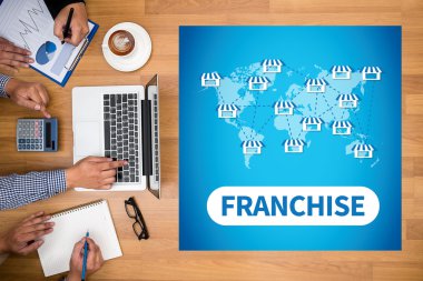 Finansal raporlar ve bir dizüstü bilgisayar, üstten görünüm ile iş yerinde iş ekip eller