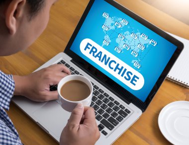 Finansal raporlar ve bir dizüstü bilgisayar, üstten görünüm ile iş yerinde iş ekip eller