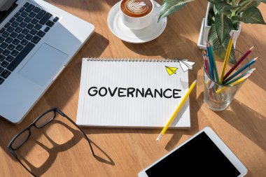 Finansal raporlar ve bir dizüstü bilgisayar, üstten görünüm ile iş yerinde iş ekip eller