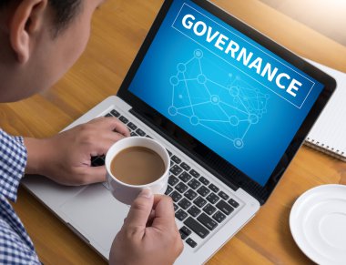 Finansal raporlar ve bir dizüstü bilgisayar, üstten görünüm ile iş yerinde iş ekip eller