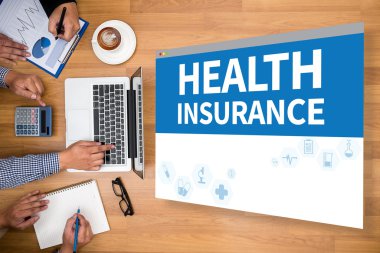 Finansal raporlar ve bir dizüstü bilgisayar, üstten görünüm ile iş yerinde iş ekip eller