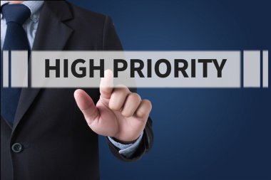 Finansal raporlar ve bir dizüstü bilgisayar, üstten görünüm ile iş yerinde iş ekip eller