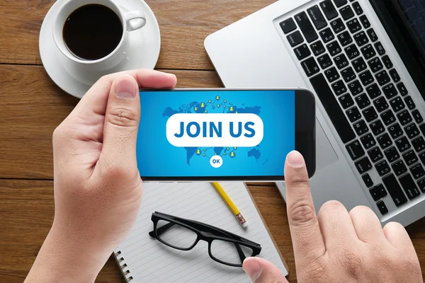 Finansal raporlar ve bir dizüstü bilgisayar, üstten görünüm ile iş yerinde iş ekip eller