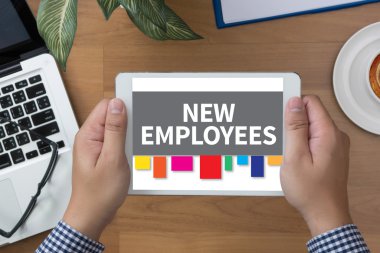 Finansal raporlar ve bir dizüstü bilgisayar, üstten görünüm ile iş yerinde iş ekip eller