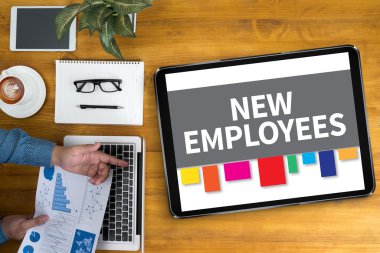 Finansal raporlar ve bir dizüstü bilgisayar, üstten görünüm ile iş yerinde iş ekip eller