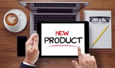 Finansal raporlar ve bir dizüstü bilgisayar, üstten görünüm ile iş yerinde iş ekip eller