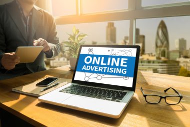 Finansal raporlar ve bir dizüstü bilgisayar, üstten görünüm ile iş yerinde iş ekip eller