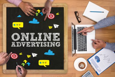 Finansal raporlar ve bir dizüstü bilgisayar, üstten görünüm ile iş yerinde iş ekip eller