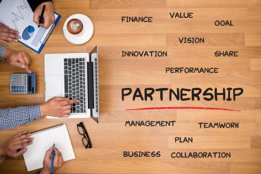 Finansal raporlar ve bir dizüstü bilgisayar, üstten görünüm ile iş yerinde iş ekip eller